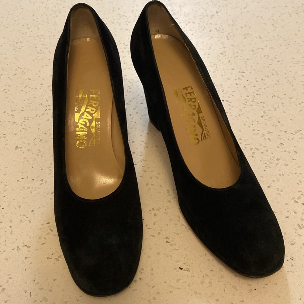 Ferragamo vintage black suede pumps in size 8.5 AA. - Picture 2 of 9